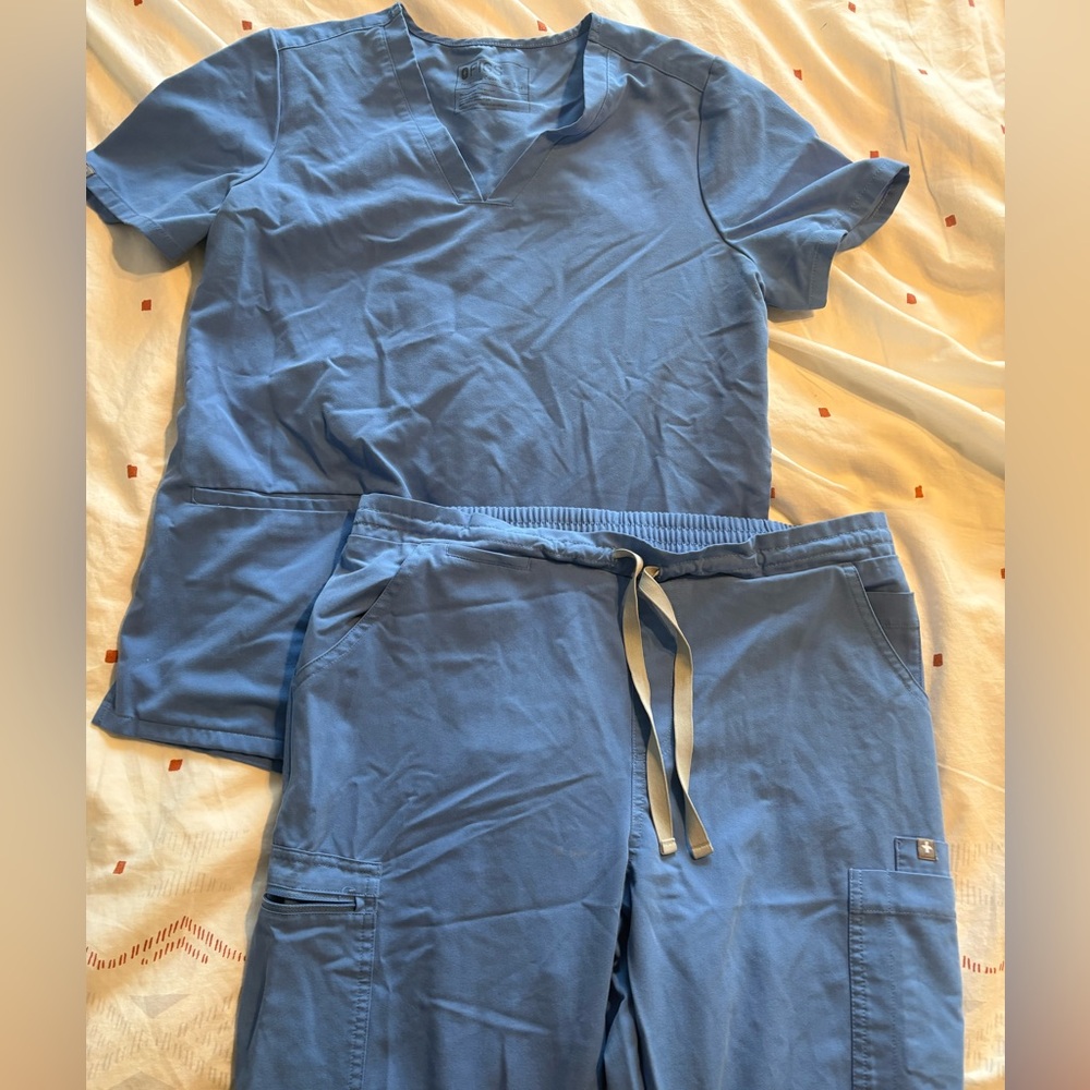 FIGS woman’s scrub set | size M